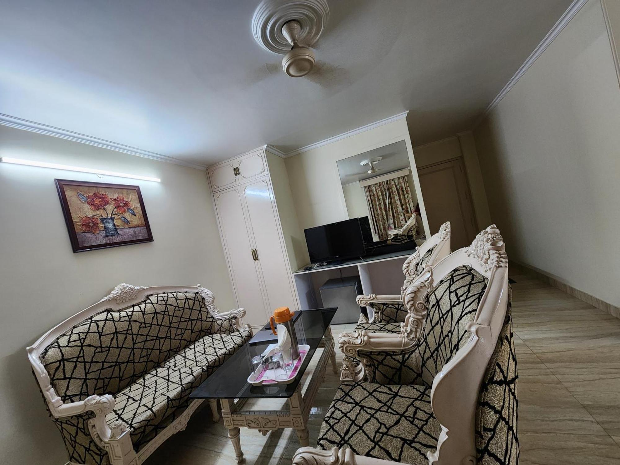 Hotel Mayur Deluxe Meerut Exteriör bild
