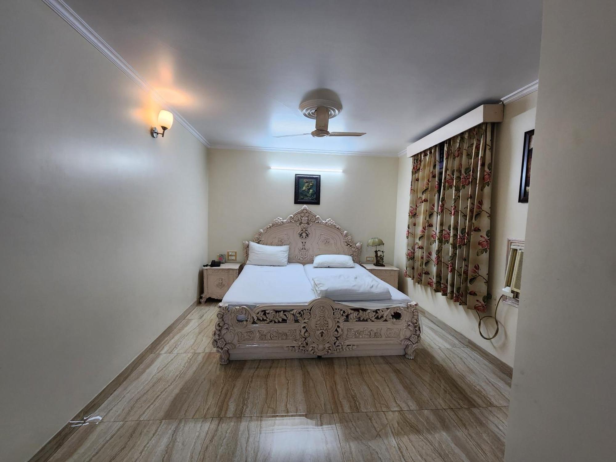 Hotel Mayur Deluxe Meerut Exteriör bild