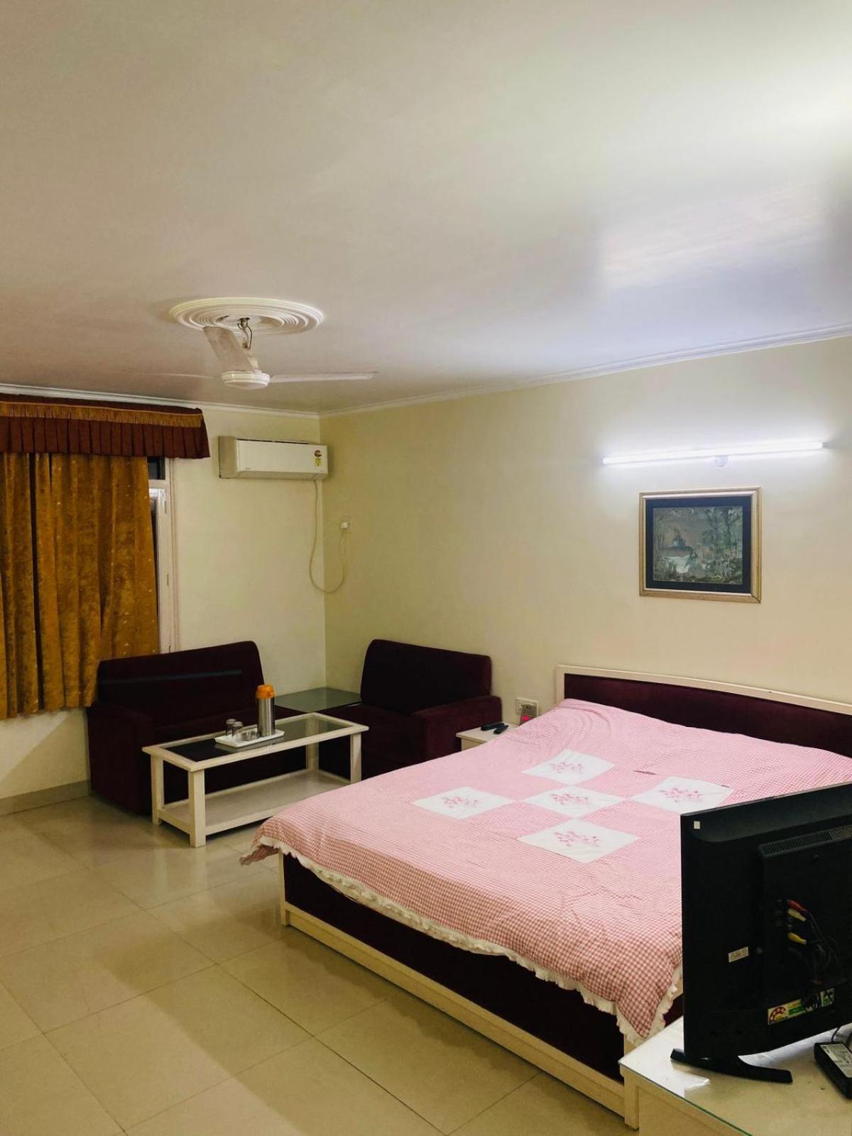 Hotel Mayur Deluxe Meerut Exteriör bild