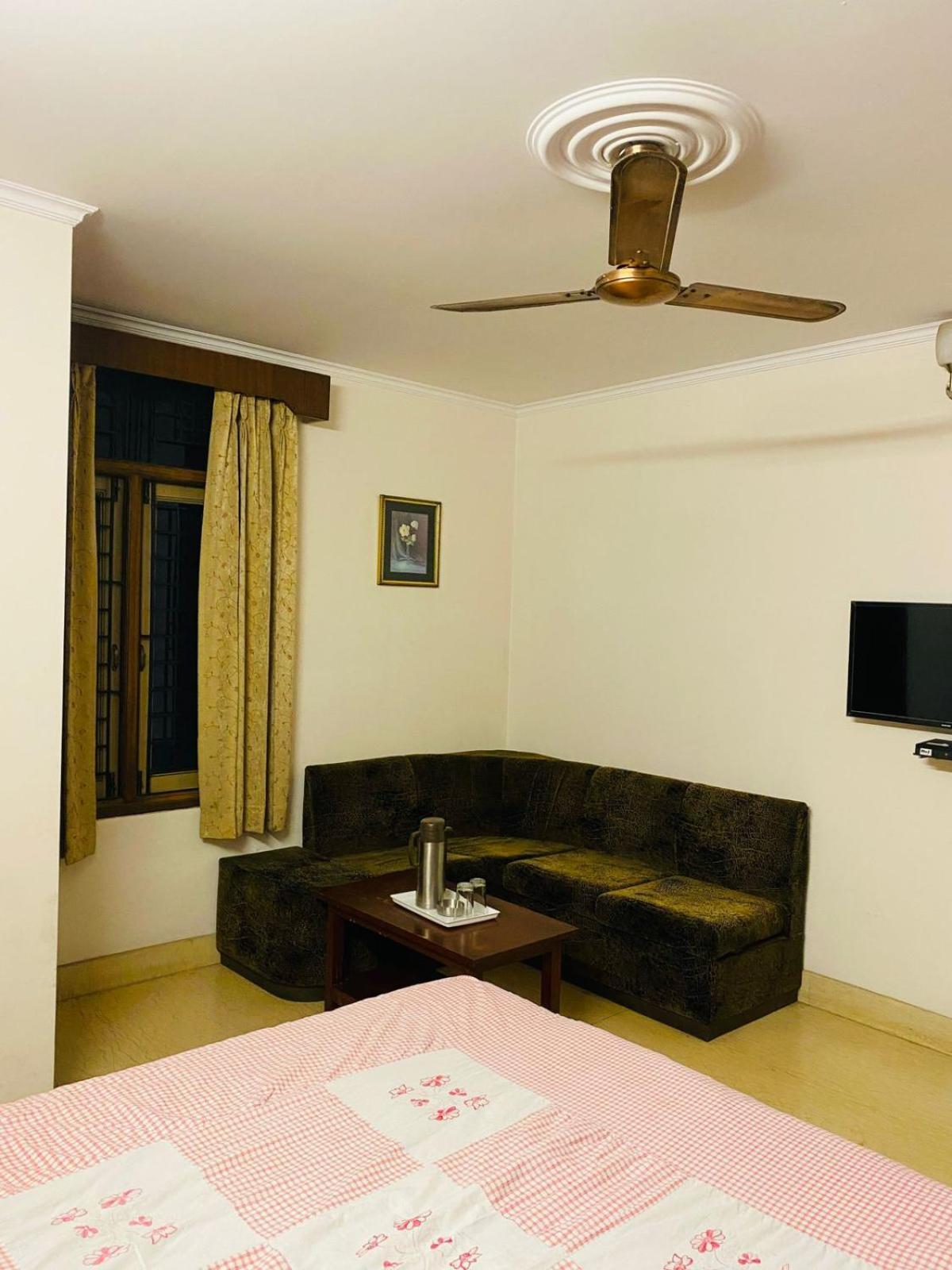 Hotel Mayur Deluxe Meerut Exteriör bild