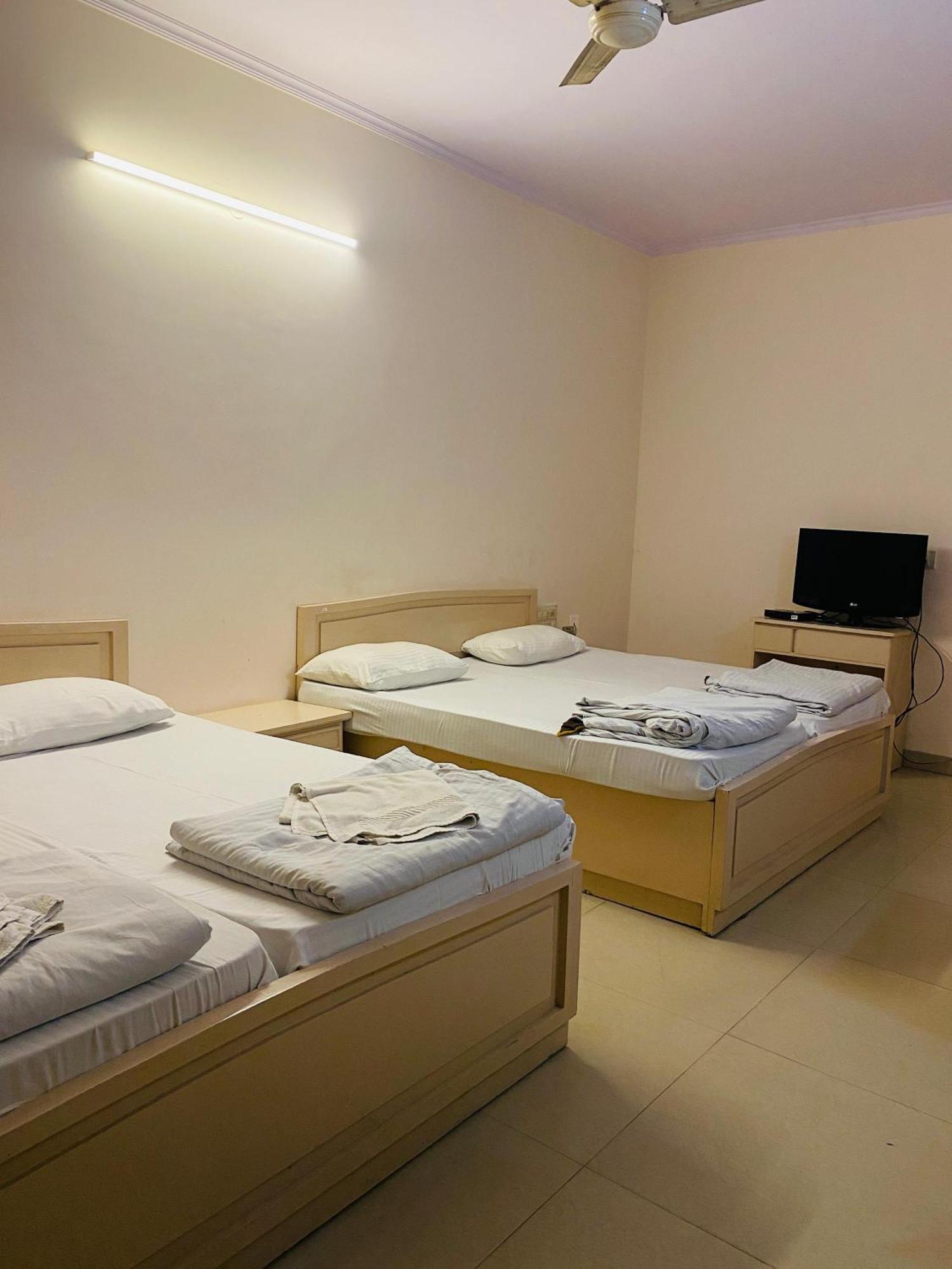 Hotel Mayur Deluxe Meerut Exteriör bild