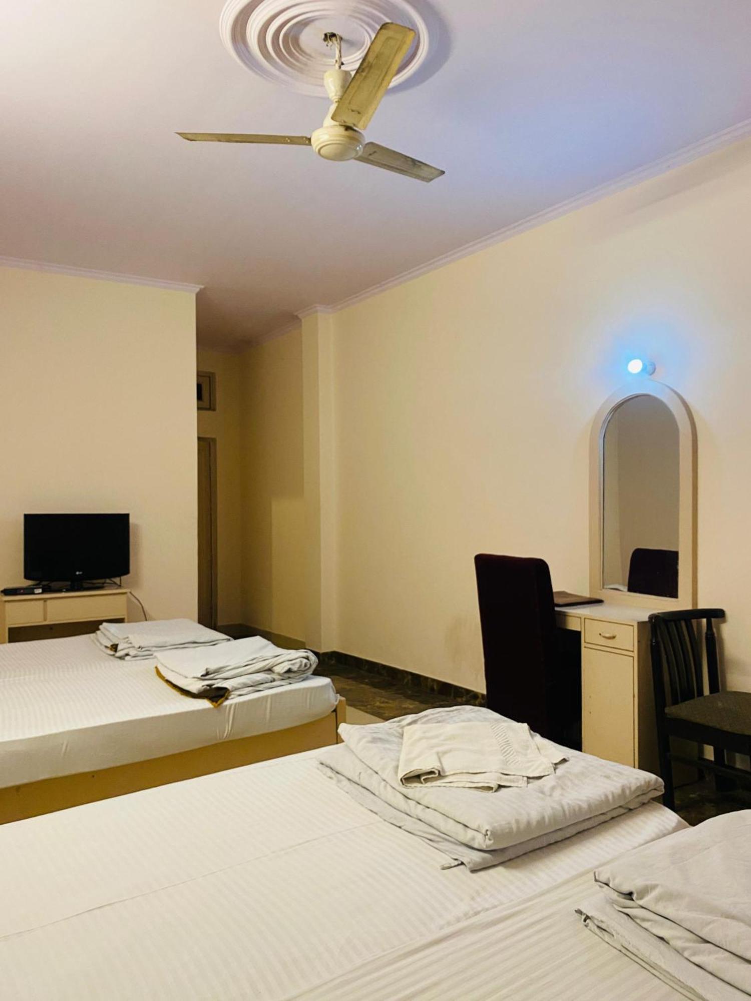 Hotel Mayur Deluxe Meerut Exteriör bild