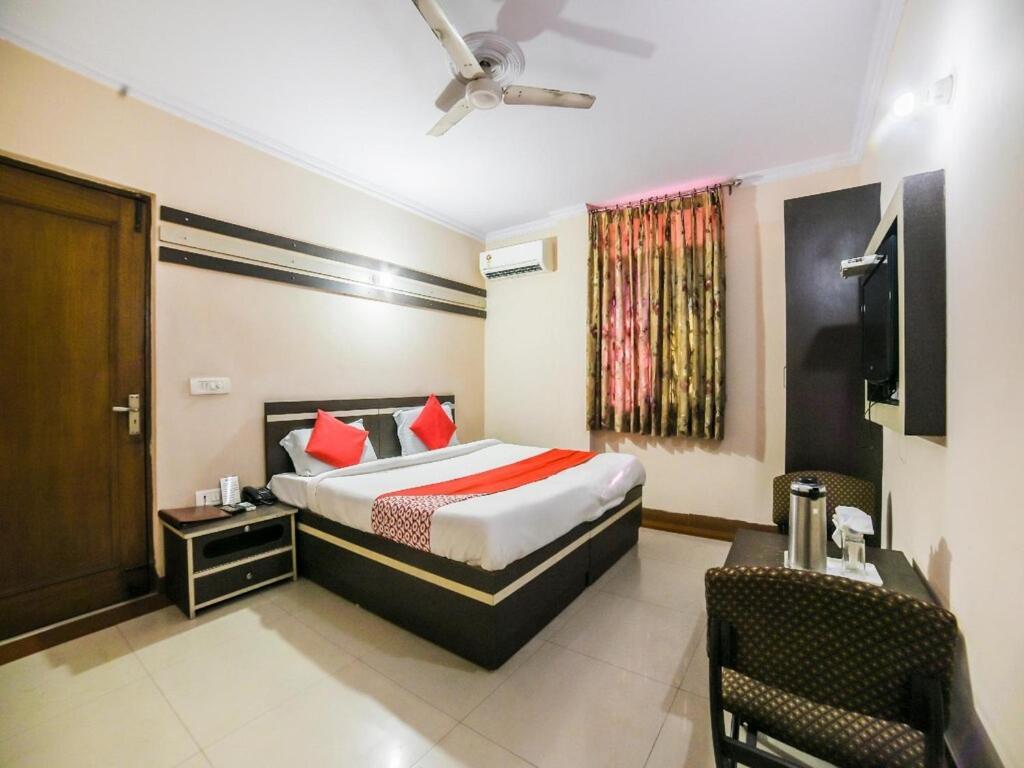 Hotel Mayur Deluxe Meerut Exteriör bild